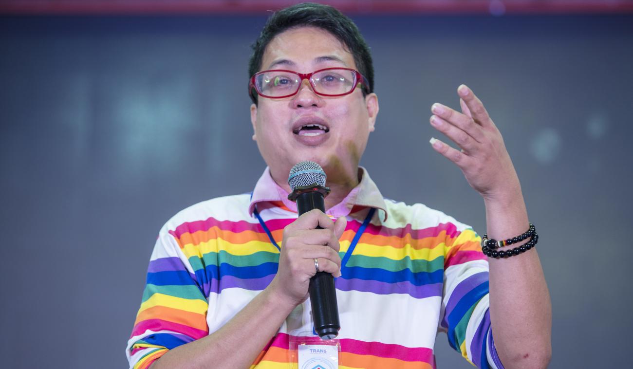 Le Dr Thu s’exprime dans un microphone sur une scène.