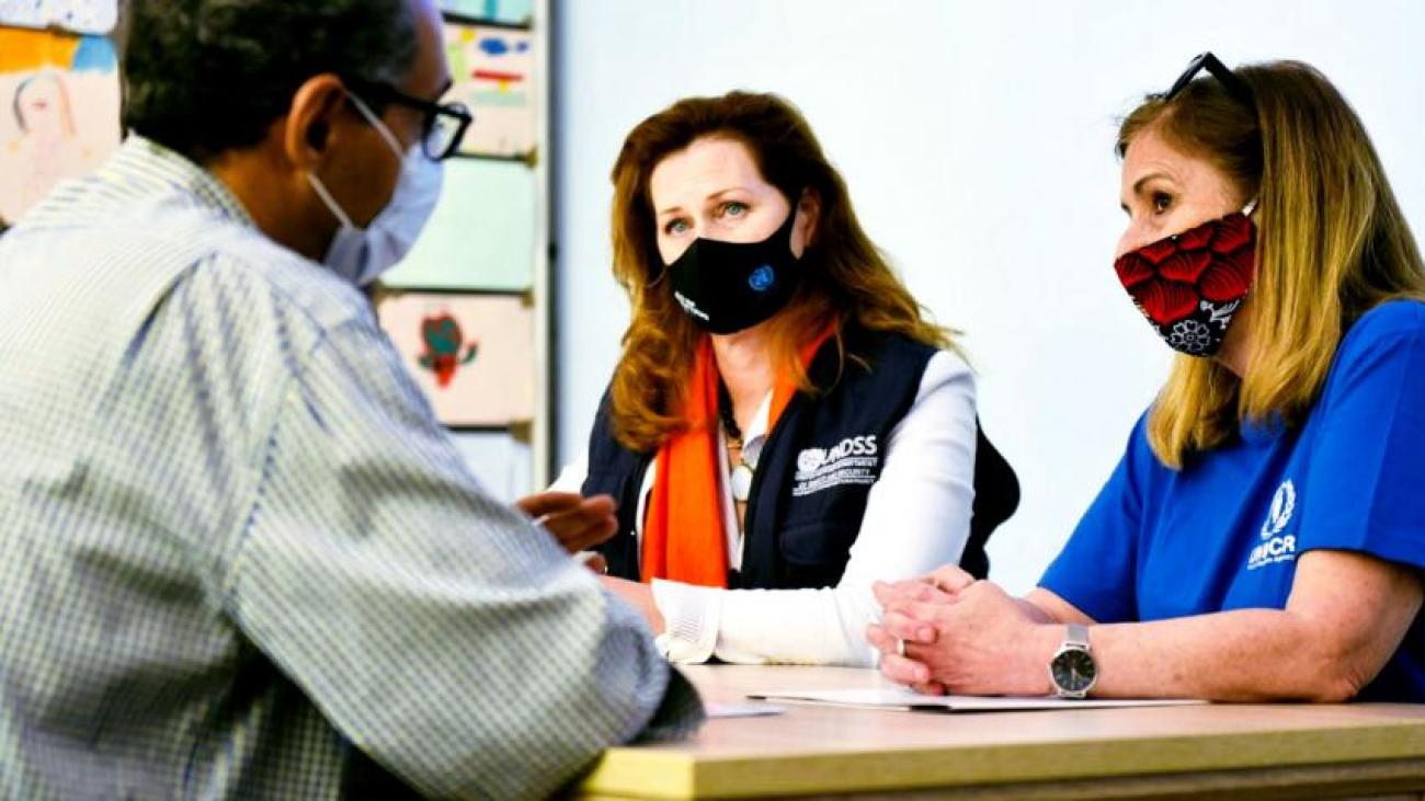 إنغريد ماكدونالد في حوار مع أحد طالبي اللجوء خلال زيارتها مركز الاستقبال الموقت في إقليم أونا سانا برفقة ممثلة عن مفوضية الأمم المتحدة السامية لشؤون اللاجئين (مايو 2021).