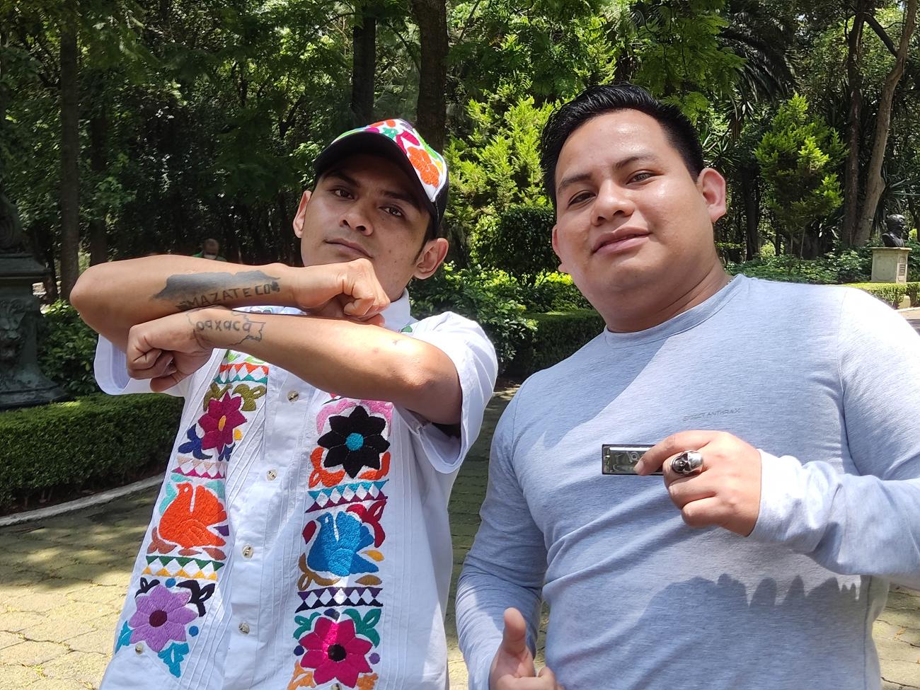 رجلان يقفان معًا بالقرب من منطقة حرجية.