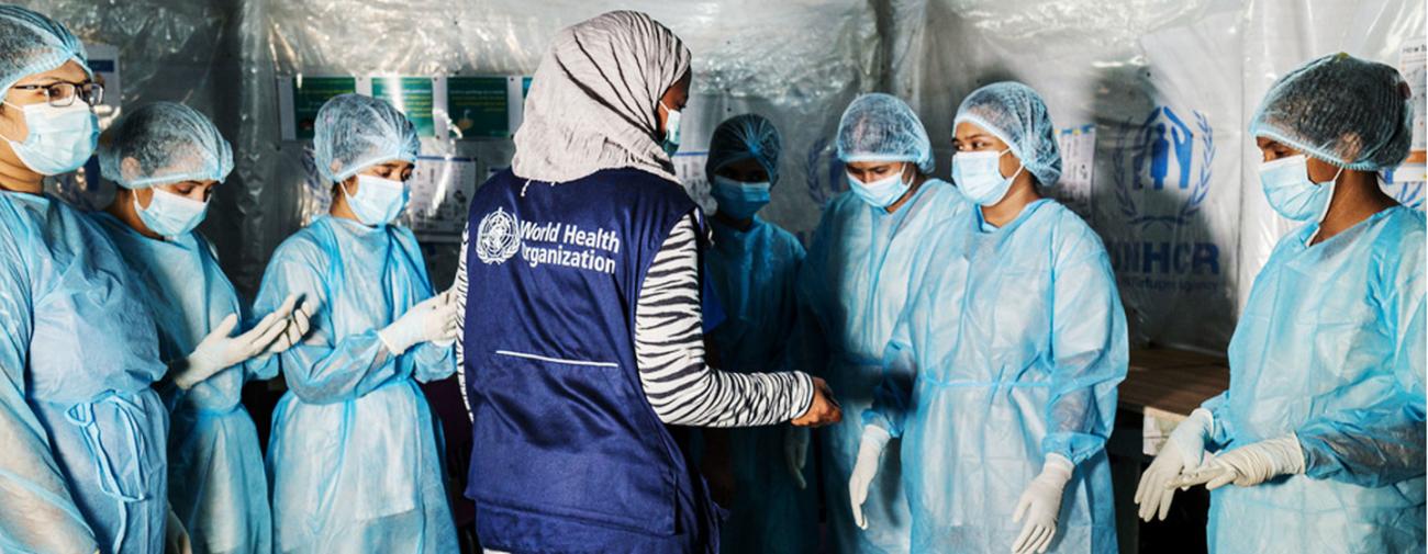Une experte de l'OMS en prévention et contrôle des infections conseille les infirmières d'un établissement de santé du camp de Kutupalong sur la manière de prodiguer des soins sûrs aux patients de la Covid-19 sans s'exposer au virus.