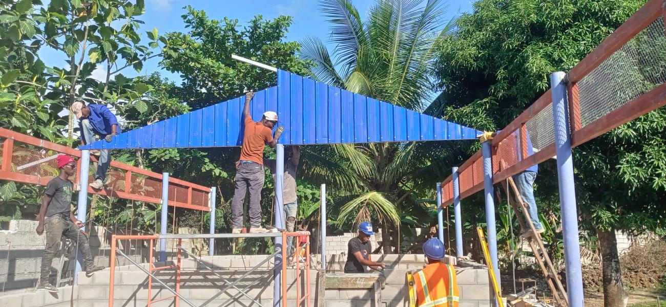 عمال بناء يبنون الأساس لمنشأة جديدة.