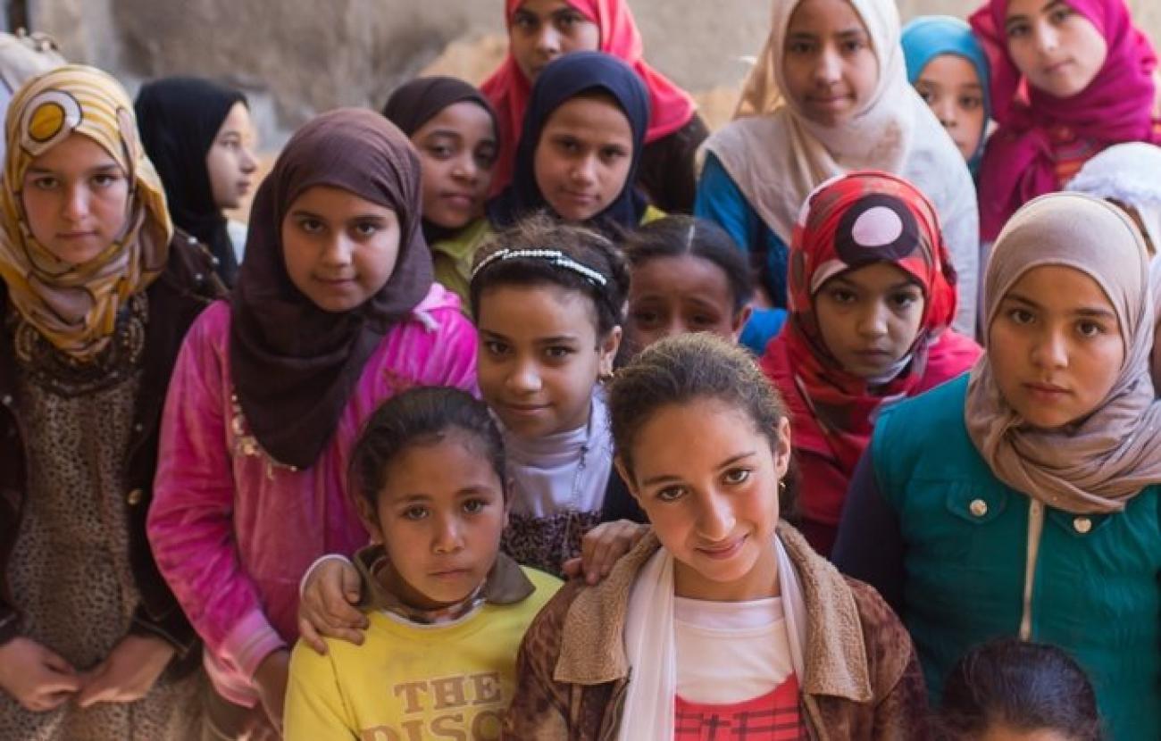 مجموعة كبيرة من الفتيات اللواتي ينظرن مباشرة إلى الكاميرا.