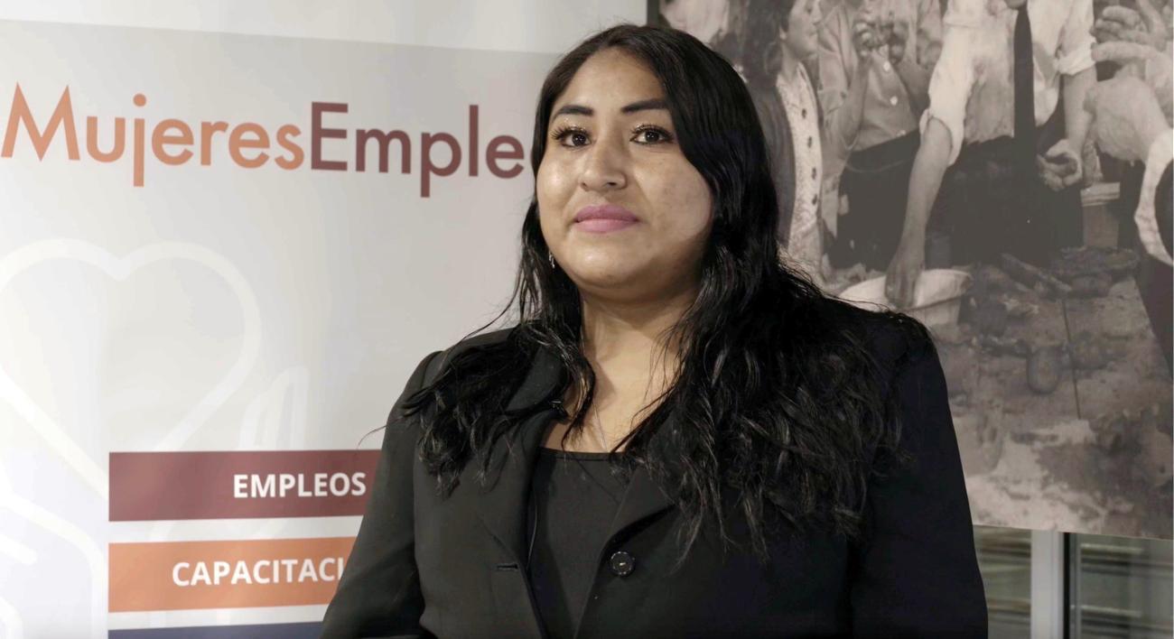 امرأة ترتدي سترة سوداء وتنظر بفخر في الكاميرا.