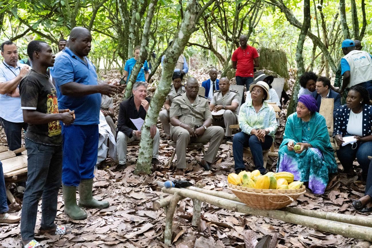 La Vice-Secrétaire générale de l’ONU échange avec des producteurs de cacao dans un "Champ-école" de Kouakoukoro, à Soubré, en Côte d’Ivoire. 