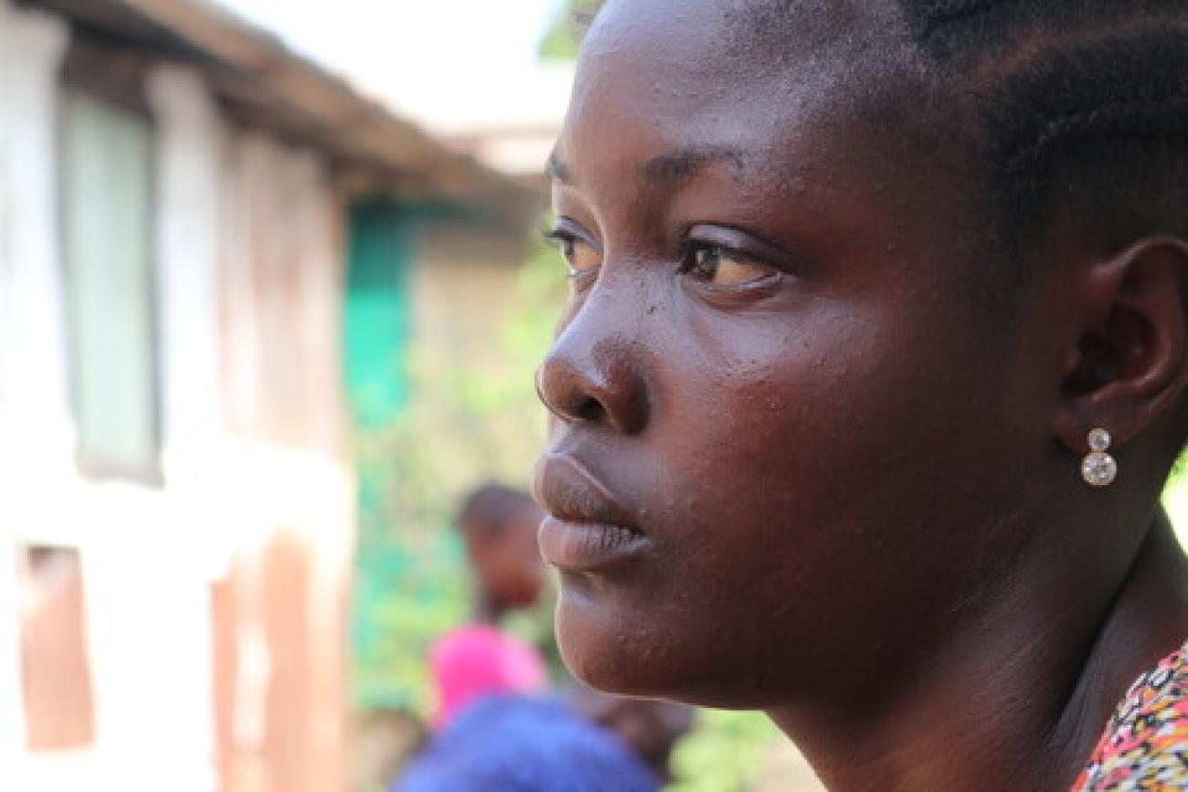 Лицо девушки в профиль. 