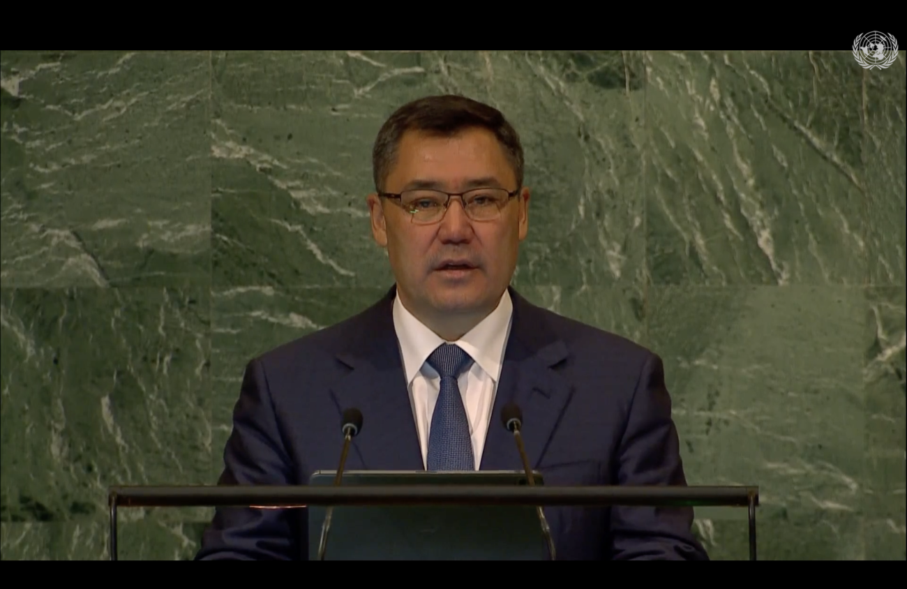 Мужчина в очках выступает с речью с трибуны Генеральной Ассамблеи. 