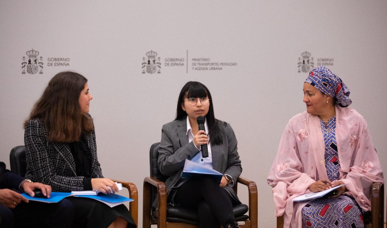 نائبة الأمين العام للأمم المتحدة، أمينة محمد، تلتقي بمجموعة من الشباب خلال فعالية من مدريد.