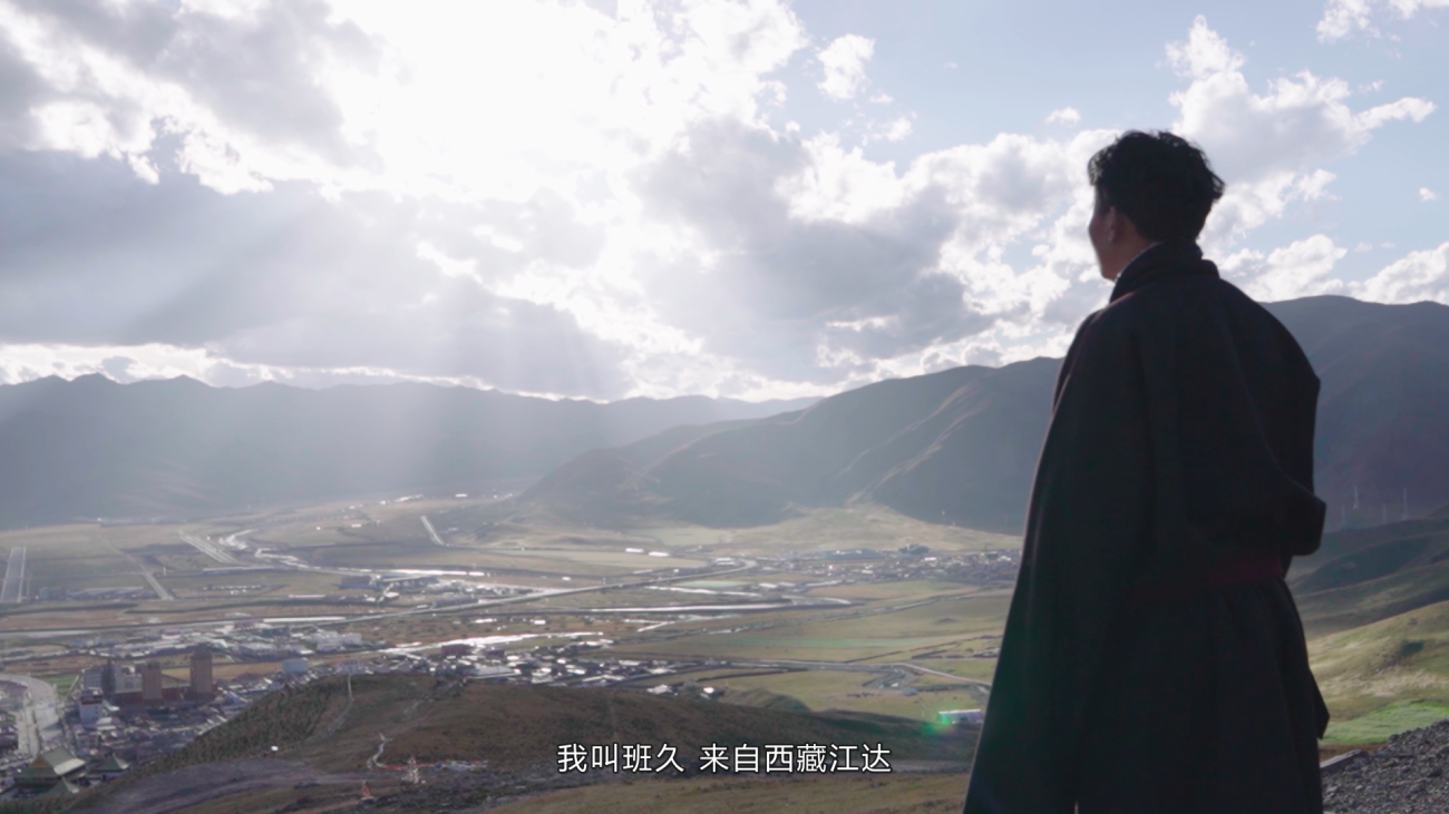 一个人站在山顶上，凝视着远方