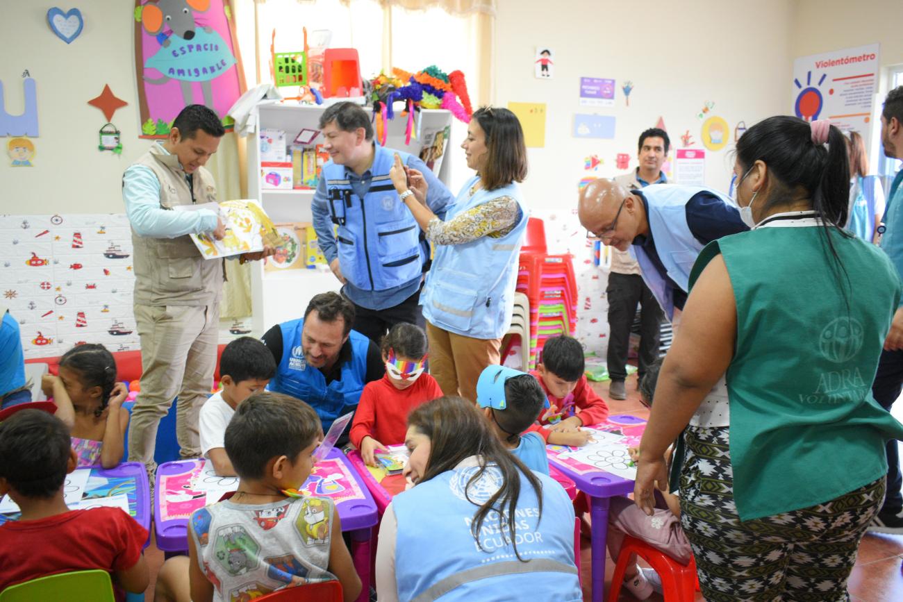 Miembros de la delegación de la sede de las Naciones Unidas, ONU Perú y ONU Ecuador visitan un espacio seguro para niños, niñas y adolescentes en un punto de atención y orientación para migrantes y refugiados cerca de la frontera de Perú y Ecuador.