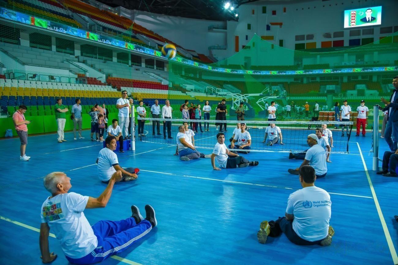 残疾球员打排球。