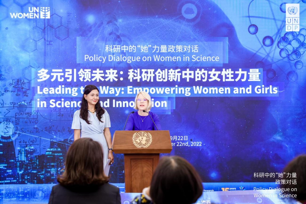 两个女人并排站在蓝色背景前