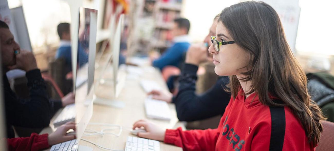 一名女性正在使用电脑