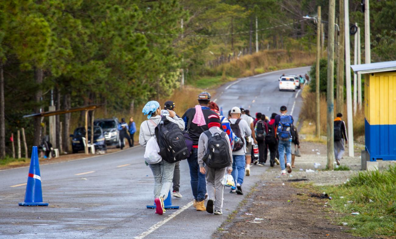 Unas personas caminando hacia la frontera de Ocotepeque