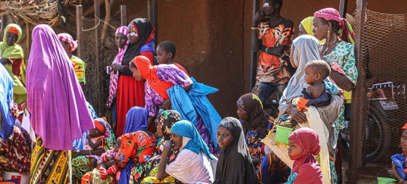 Des femmes et des enfants attendent des rations lors d'une distribution du PAM dans la région de Tahoua au Niger.