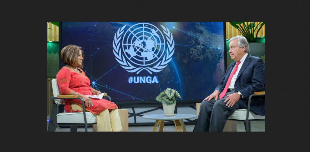 Фото ООН/М.Гартен Замдиректора Отдела новостей и медиа Департамента глобальных коммуникаций Мита Хосали интервьюирует Генерального секретаря ООН Антониу Гутерриша.