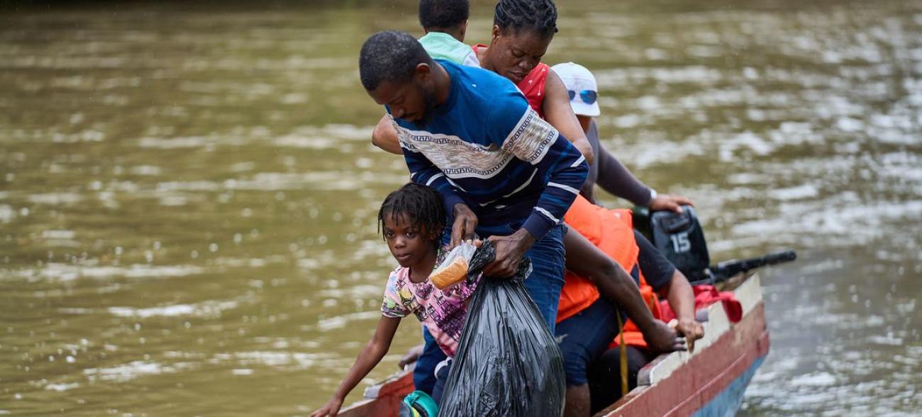 Una familia haitiana llega un centro temporal de recepción tras cruzar la selva del Darién.    