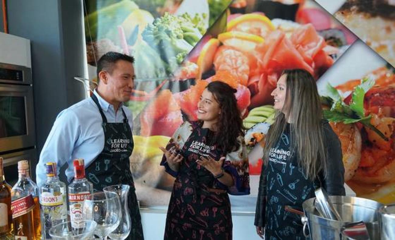 Johan Sepúlveda es migrante venezolano y estudia en el programa Learning For Life de Diageo, junto con Paola Gañán, que aspira a ser la primera barwoman indígena, y su compañera Ana María Lasso, abogada y barista.    