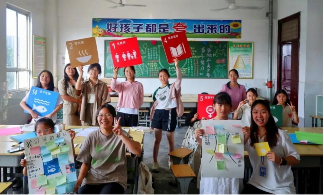 一群孩子在教室里很愉快展示自己的学习资料