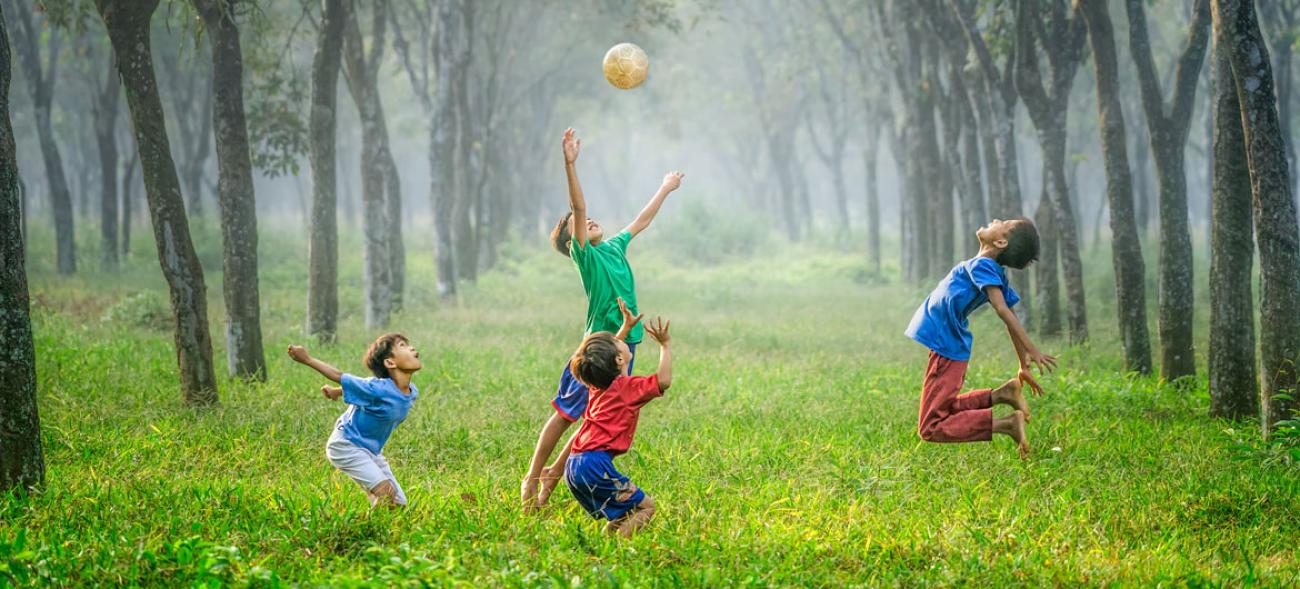  Niños jugando al fútbol    