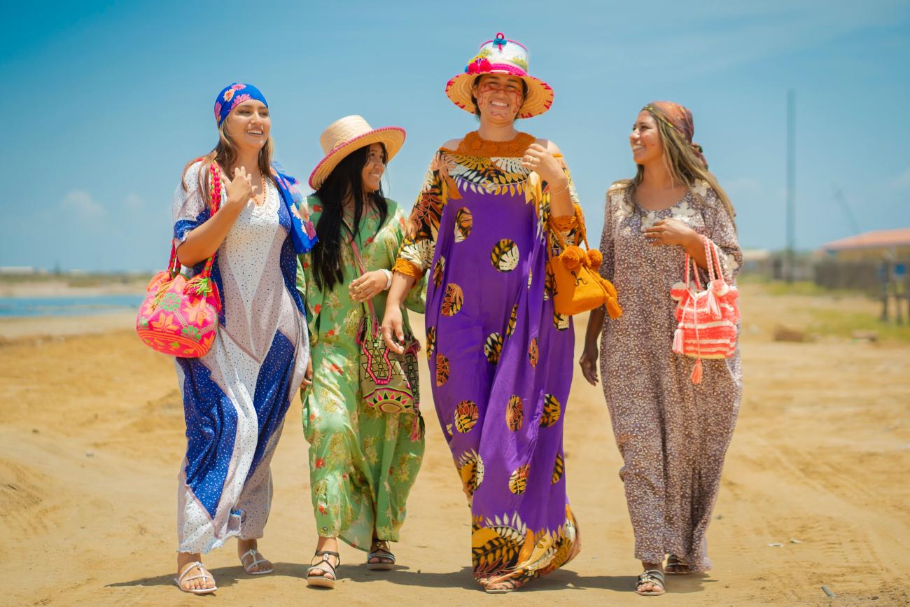 Yuskairis Hernández (second left) - Head Manager at the Yarn Cone Bank- displays Wayuu textiles, alongside a group pf Wayúu weavers.