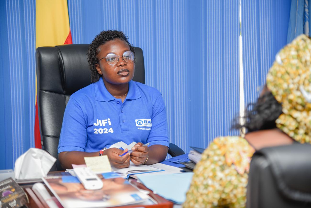 Anastasie Bankolé, en tant que Coordonnatrice résidente des Nations Unies, se trouve dans son bureau, pleinement engagée dans sa mission. (c) Plan International Bénin, Calébi Soledji