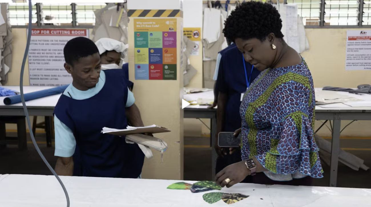 Linda Ampah est la fondatrice et la directrice générale d’une entreprise de confection de vêtements qui emploie environ 400 personnes à Accra, au Ghana. Son usine a amélioré sa productivité et ses conditions de travail grâce à l’assistance technique du programme «Écosystèmes de productivité pour le travail décent» de l’Organisation internationale du Travail (OIT) au Ghana, financé par la Secrétariat d’État suisse à l’économie (SECO) et l’Agence norvégienne de coopération au développement (NORAD).