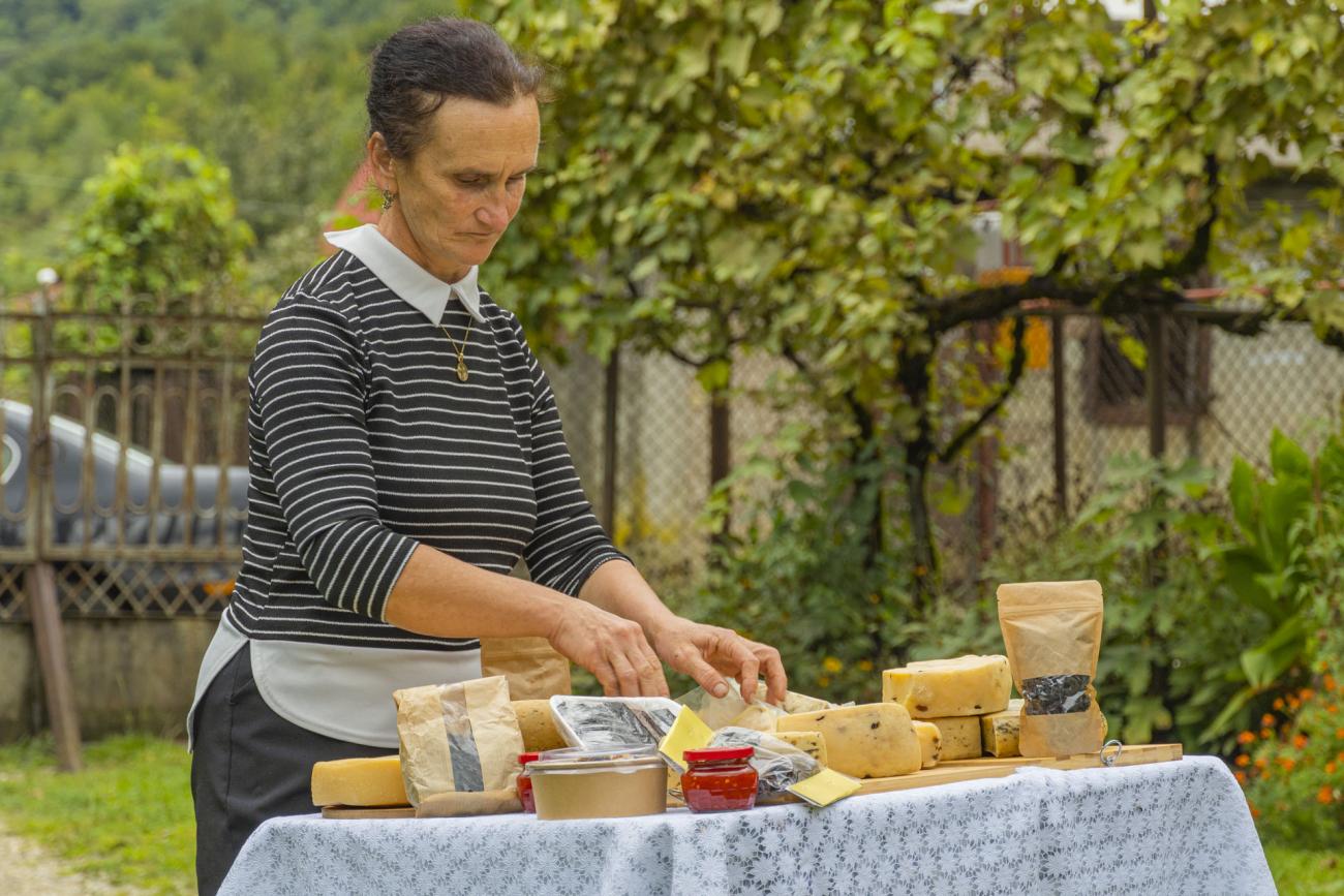Dans le cadre de son partenariat avec Nino et d’autres agricultrices référentes, la FAO a aidé plus de 600 petites productrices laitières à développer une grande variété de fromages. ©FAO/Guram Saqvarelidze