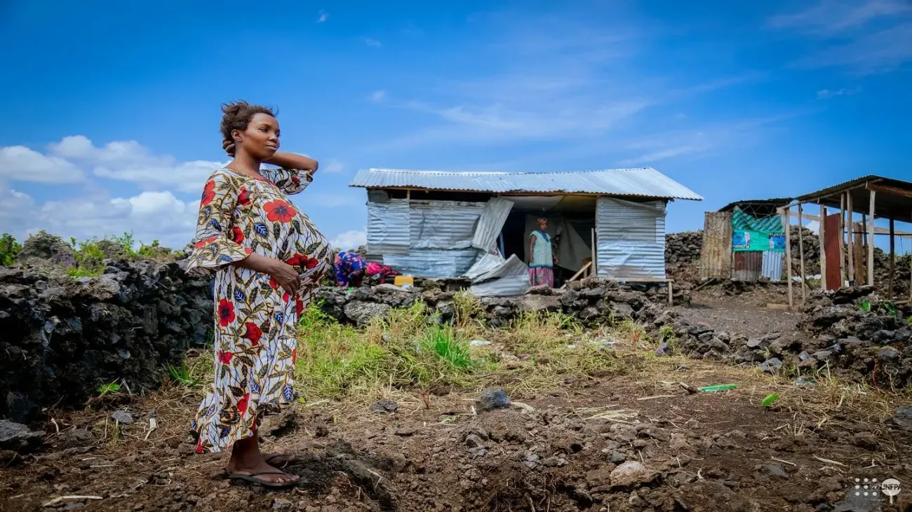  Ombeni Mburano, enceinte de sept mois, se tient devant les ruines d'un abri de fortune détruit par une bombe dans un camp de déplacés informel à l'ouest de Goma.