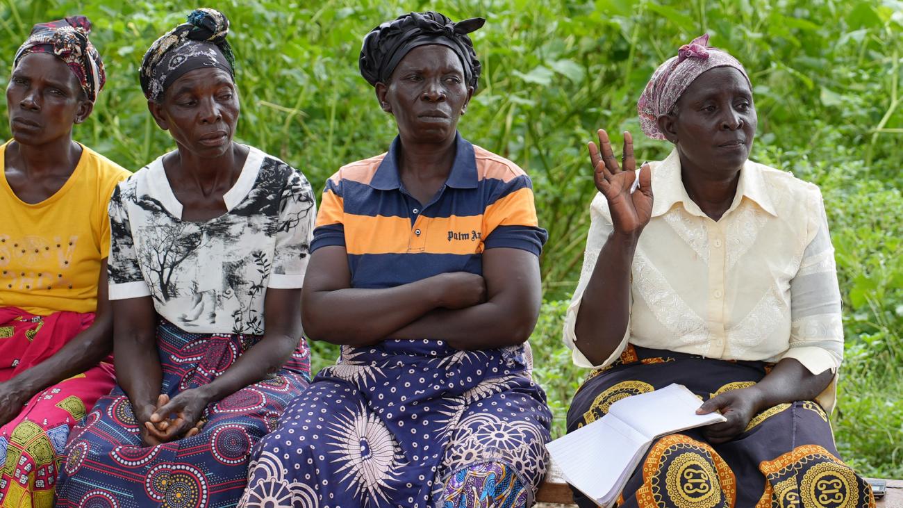 Четыре женщины на фоне зелени