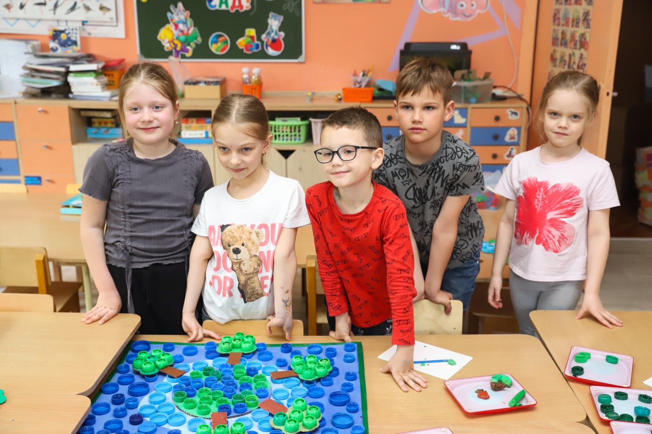Группа детей в детском саду