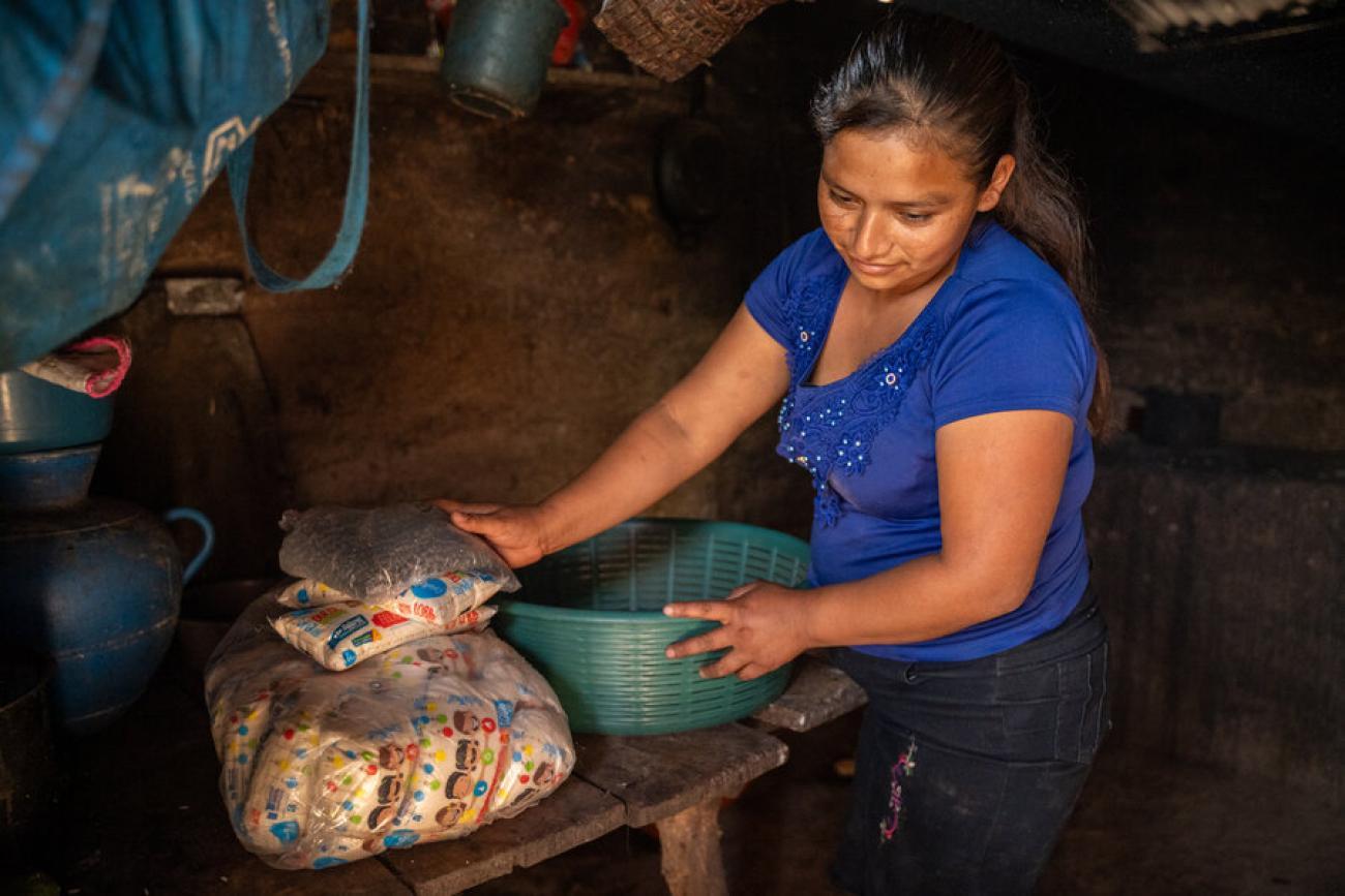 Mujer recibe víveres