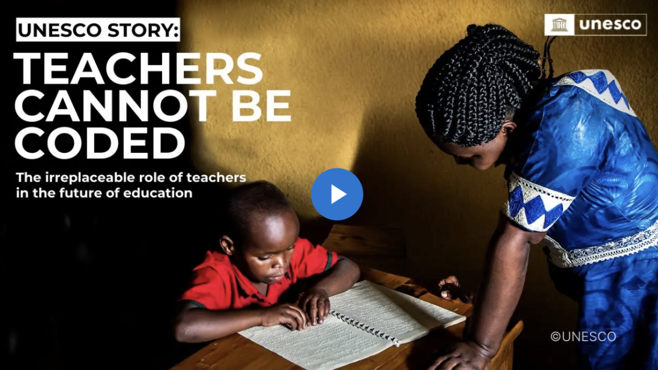 一名身穿蓝色衣服的教师在为一名身穿红色衣服的学生讲解