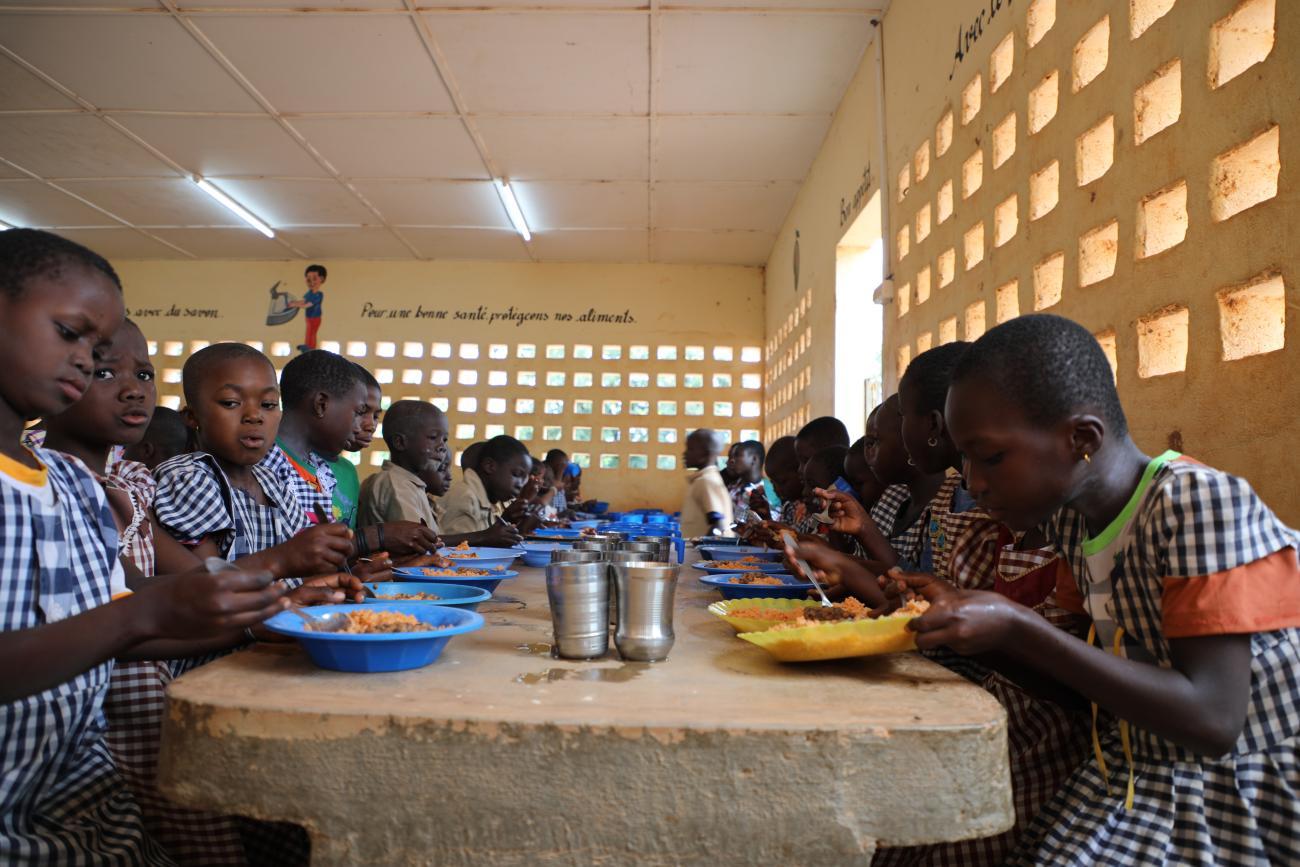 Les élèves de l’école EPP Nahoualakaha, béniciaires des vivres et du matériel fournis par le PAM, déjeunent ensemble dans la cantine scolaire