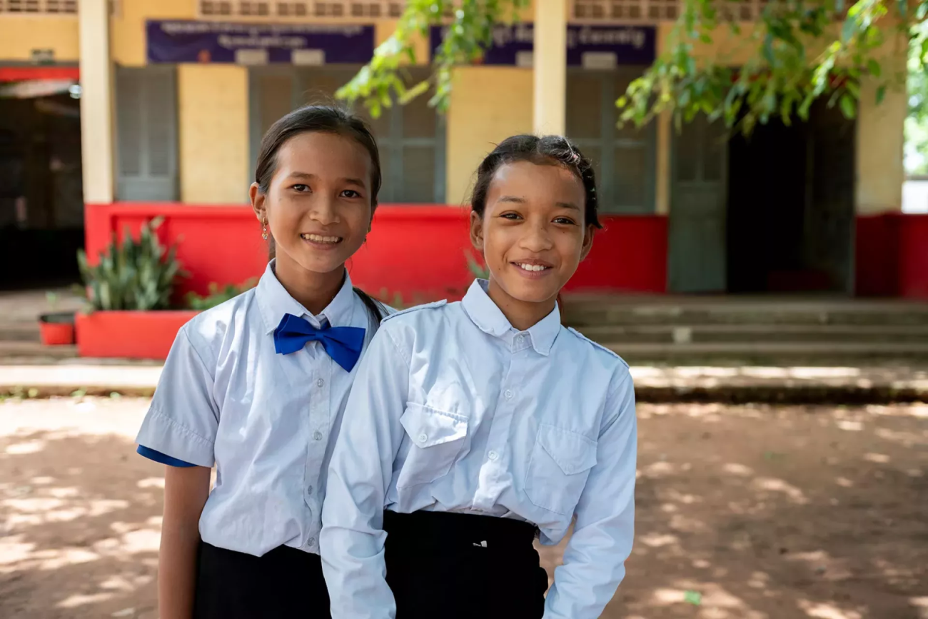 Comment les nouvelles toilettes des élèves ont transformé l’école primaire Srer Chhouk, améliorant l’assiduité, la santé et la fierté des élèves dans le nord-est isolé du Cambodge.