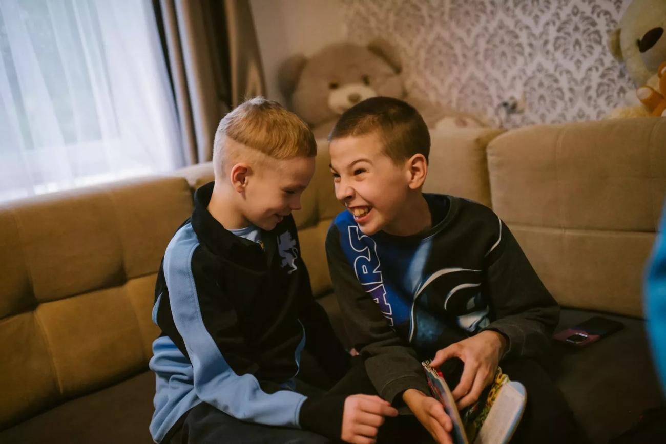 Два мальчика смеются