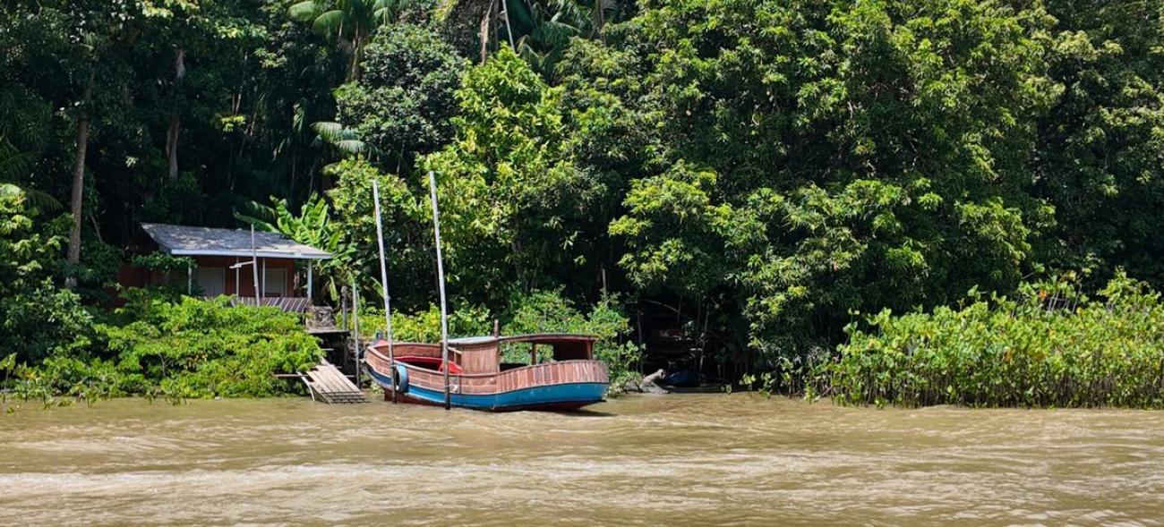 Una embarcación amarrada en un embarcadero del río Guamá.