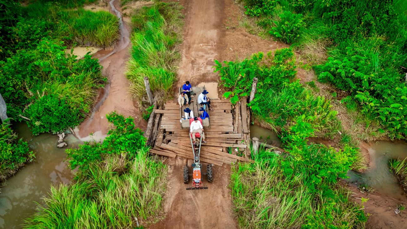 Le bassin et les plaines inondables du Tonlé Sap sont à la fois l’une des régions agricoles les plus importantes du Cambodge et l’une des plus exposées aux inondations et aux sécheresses. Le changement climatique a entraîné une baisse de 20 à 30 pour cent du rendement des cultures pour les agriculteurs de la région. 