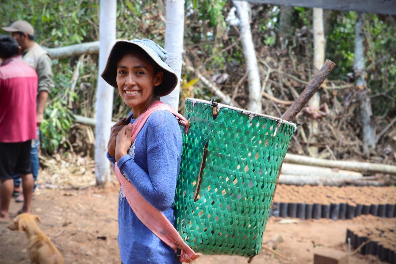 Mujer mostrando su recolección de cultivos