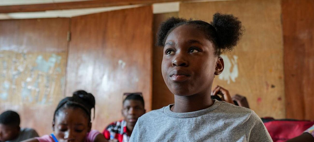 Fuyant l'insécurité à Port-au-Prince, Dieussika, âgée de 13 ans, s'est réfugiée dans un camp de déplacement, où elle a pu reprendre ses études.