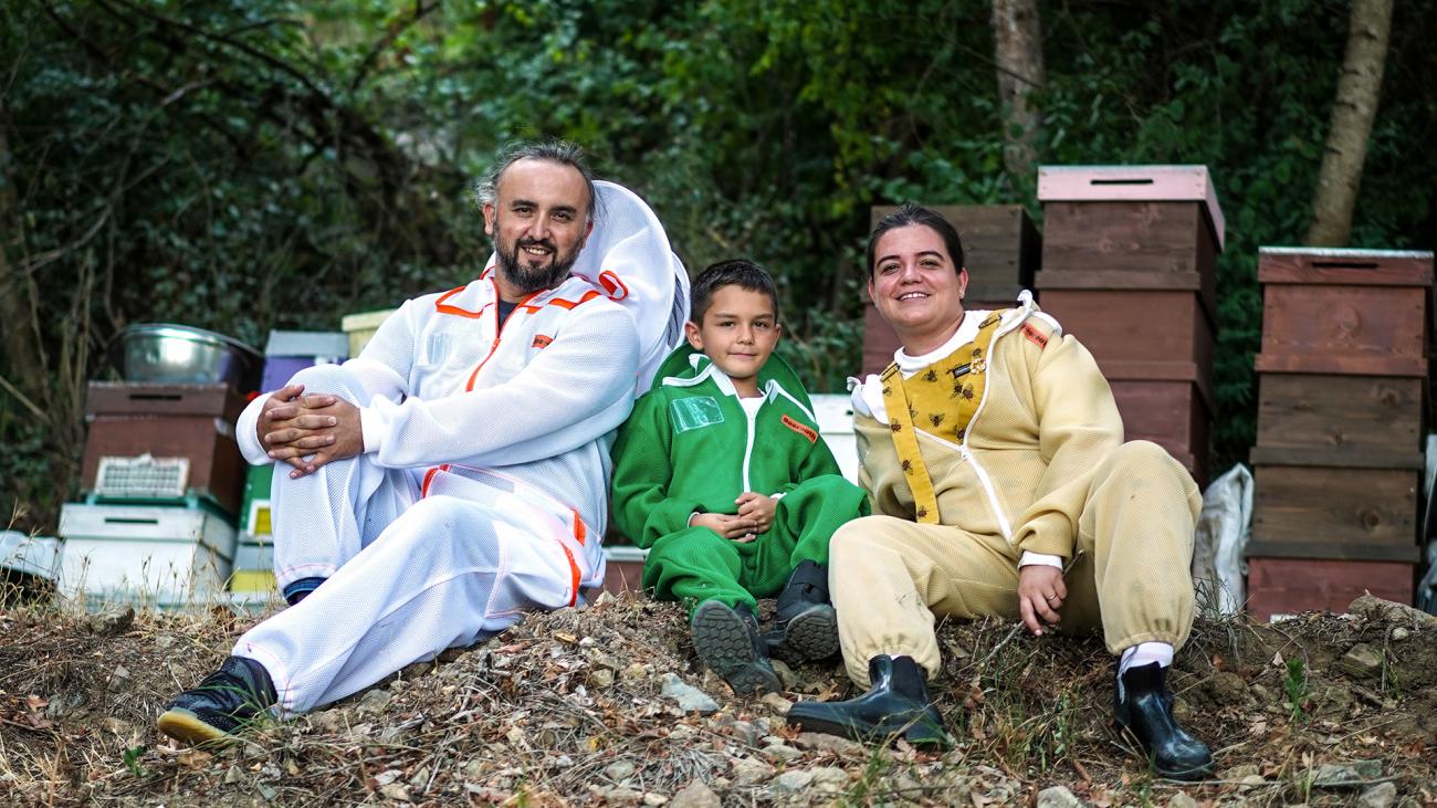 نحّالان، رجل وامرأة، يلتقطان صورة مع ابنهما في تركيا.