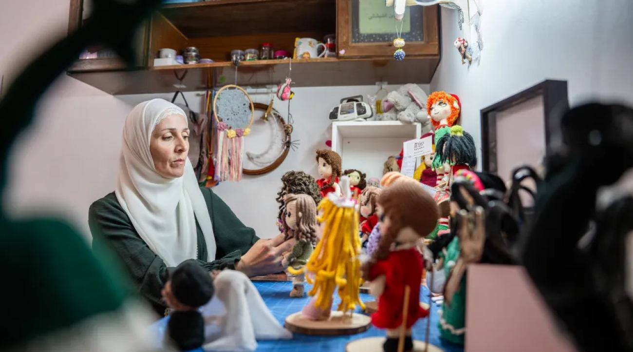 امرأة تصنع الدمى في الأردن