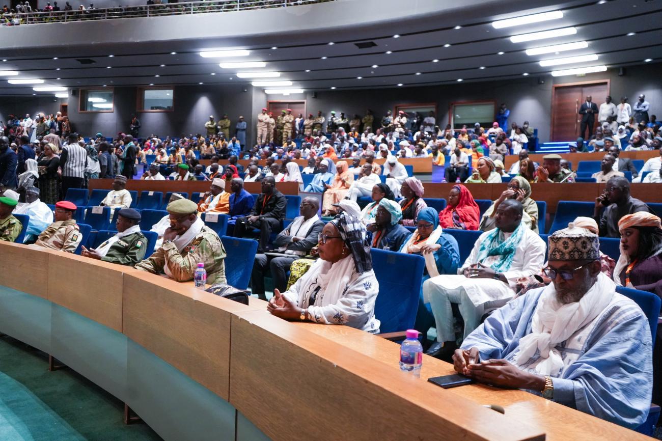 Vue d’ensemble des participants à la Rencontre nationale du Dialogue intergénérationnel à Niamey, réunissant autorités, leaders communautaires et jeunesse pour la cohésion nationale.