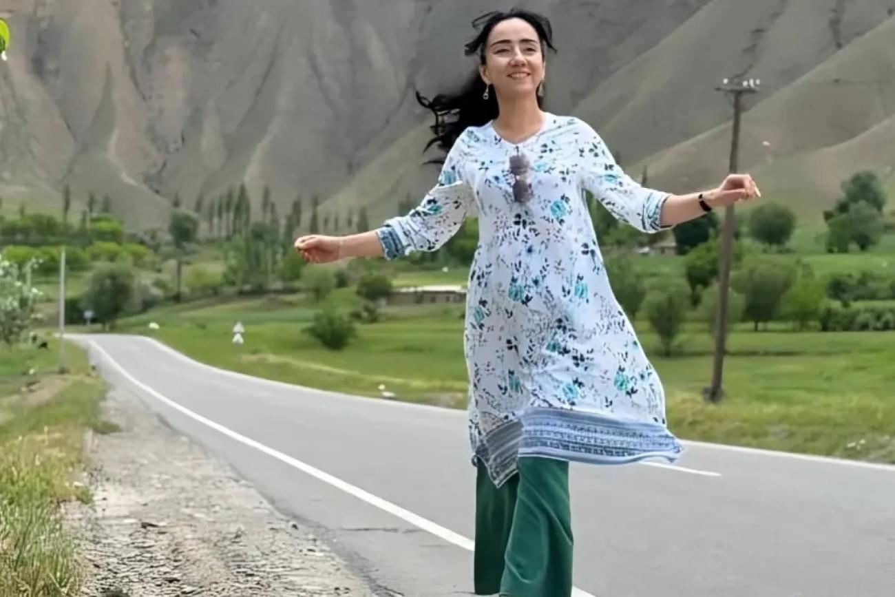 Девушка на фоне гор