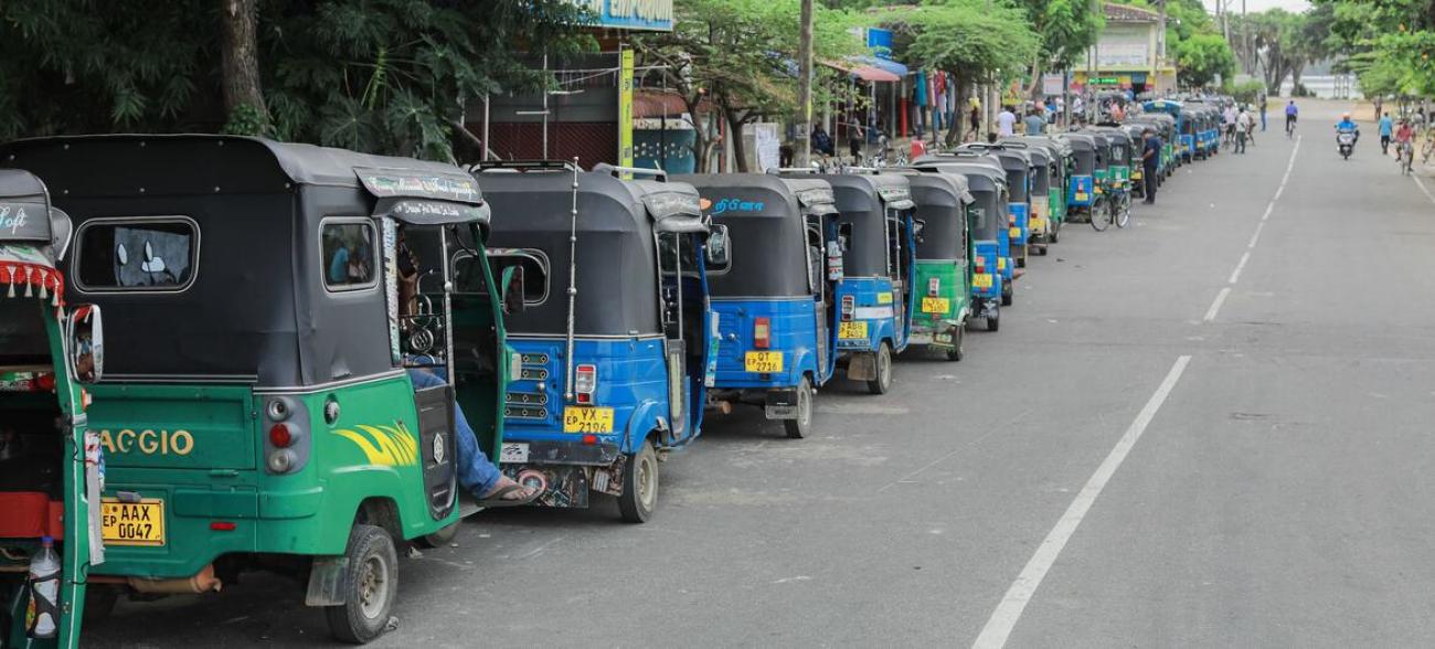 在斯里兰卡科洪巴加斯塔拉瓦的一家加油站，自动三轮车（突突车）排成长龙等待加油。（资料图片）
