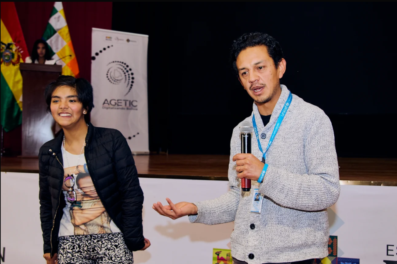 Voluntario junto a jóvenes