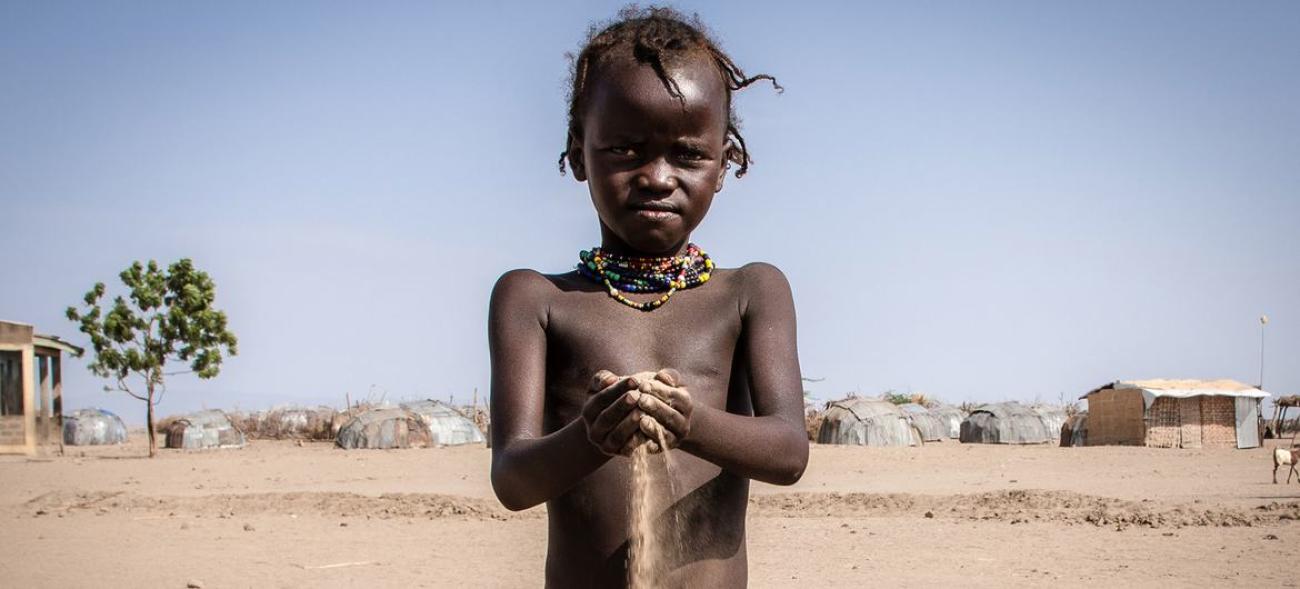 Un petit garçon dans un pays d’Afrique.