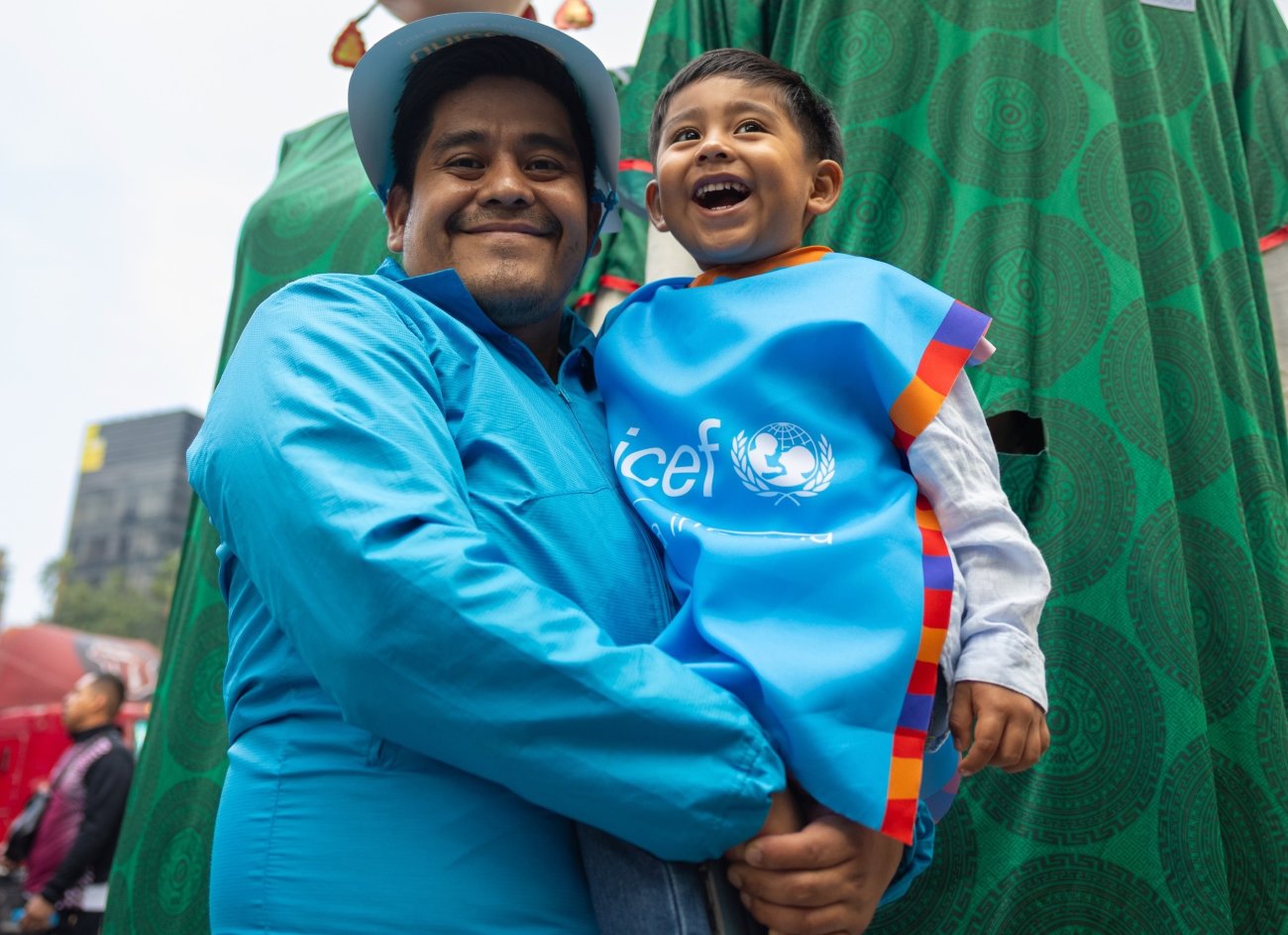 Un voluntario del ONU con su hijo en México.