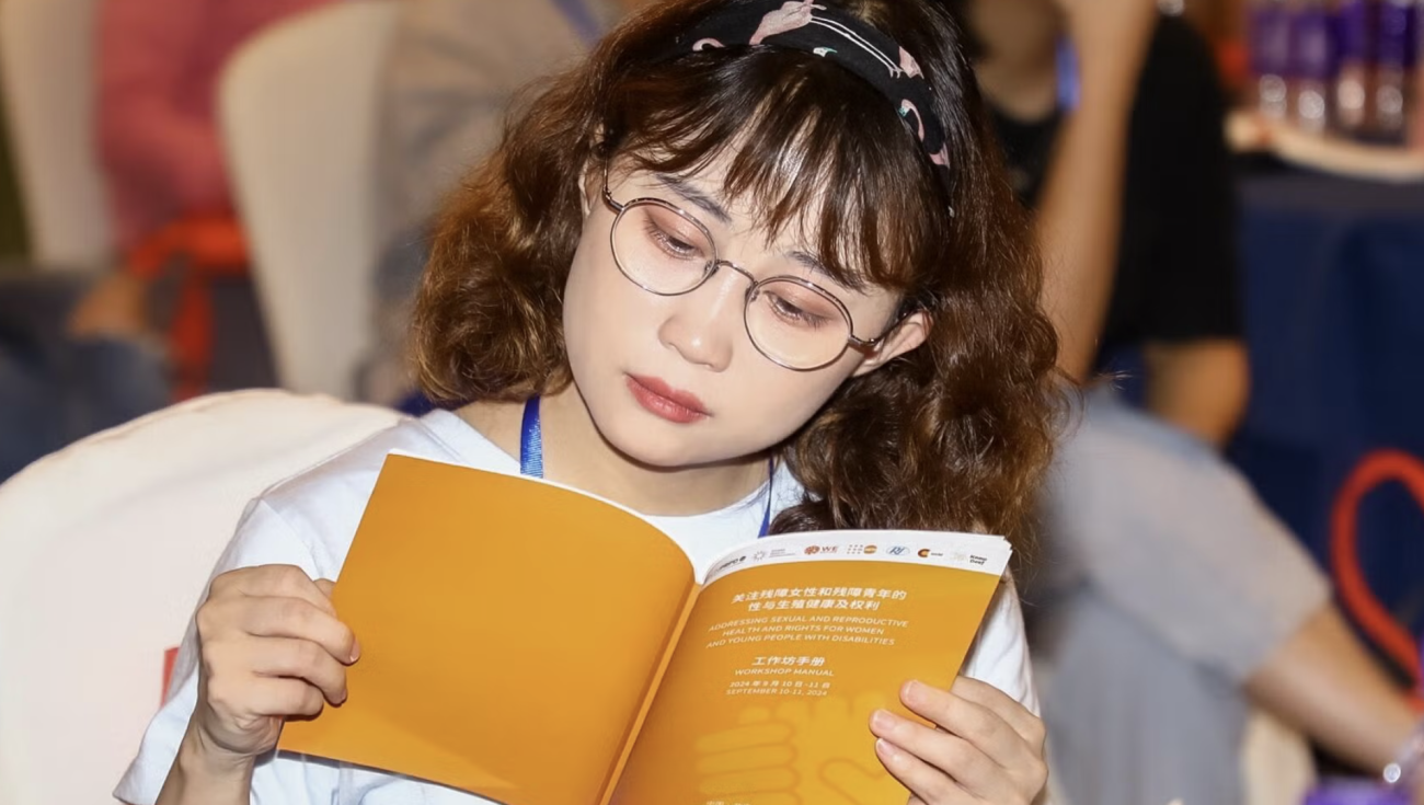 一个女孩在看书。