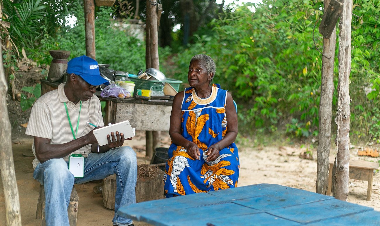 Un homme et une femme d'une communauté au Gabon.