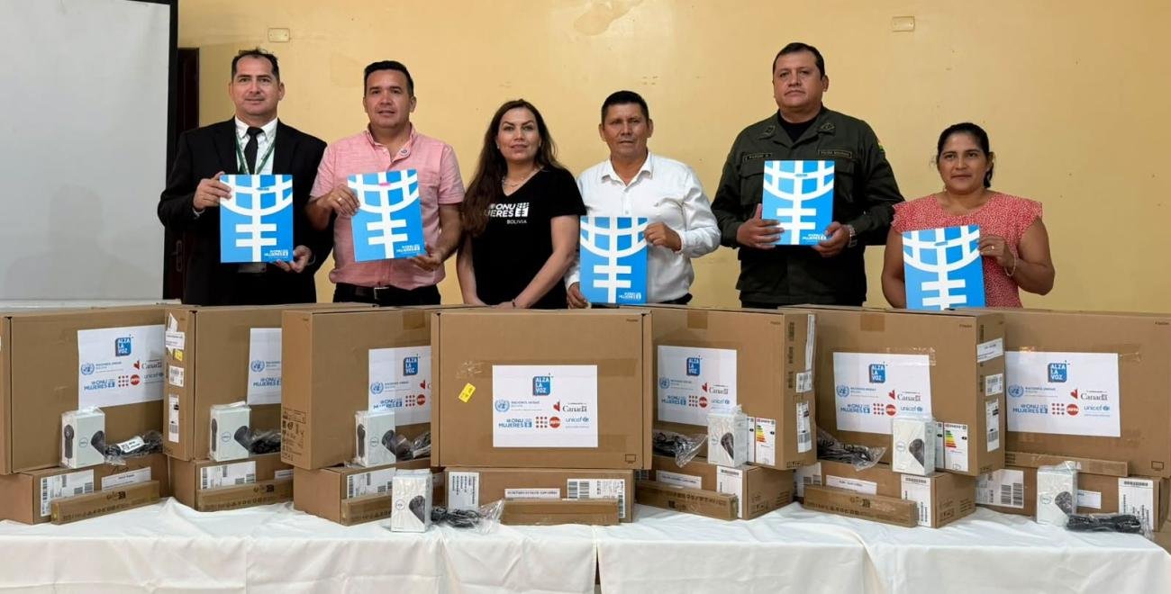 Equipo recibiendo los equipos contra la violencia